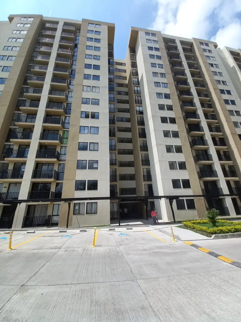 APARTAMENTO en ARRIENDO en C.R FONTANA CAMPESTRE PISO 9 — 4