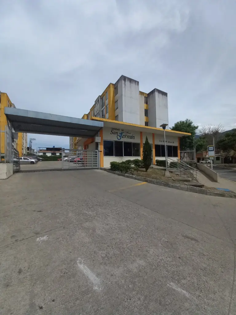 APARTAMENTO en VENTA en C. R RESERVAS DEL SAN FERMIN PISO 4 SIN ASCENSOR — 2