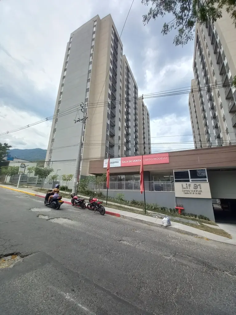APARTAMENTO en ARRIENDO en C.R LIF 91 PISO 10 — 3