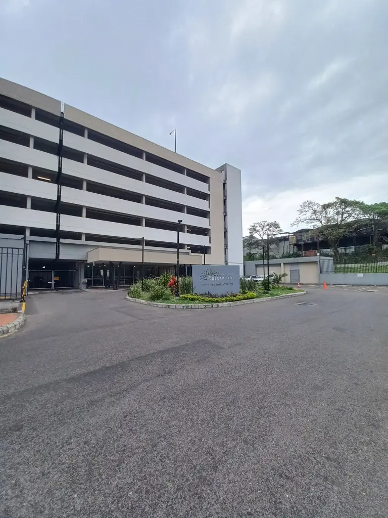 APARTAMENTO en ARRIENDO en BOSQUE RESERVADO PISO 8